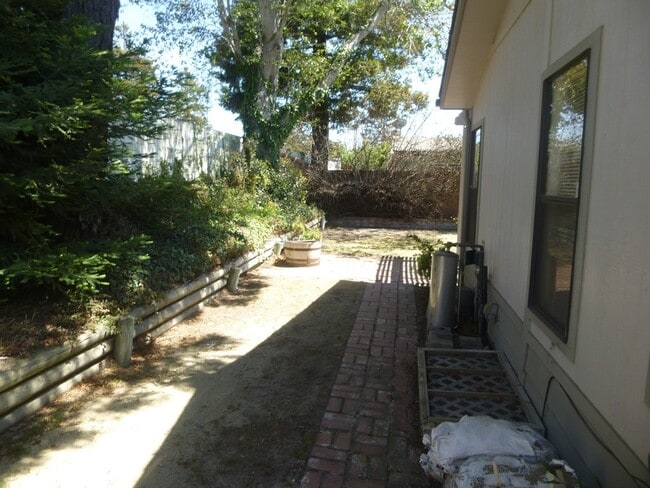 Building Photo - Single Level Home in Gated Community