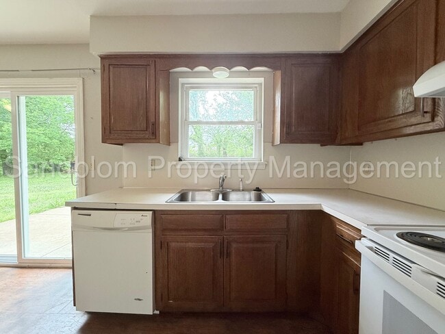 Building Photo - FOR LEASE | East Tulsa | $1,225 Rent