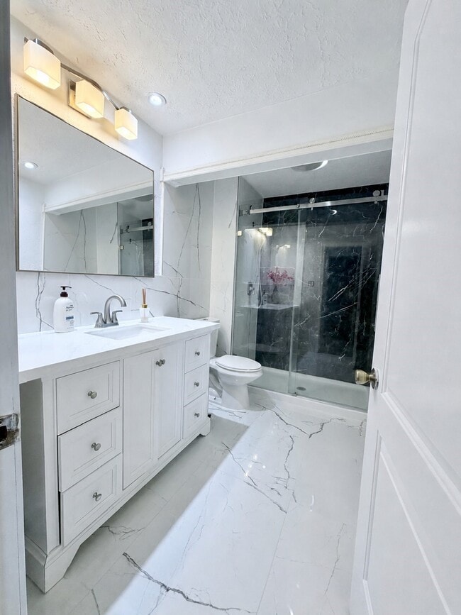 Building Photo - 6610 La Puente Dr
