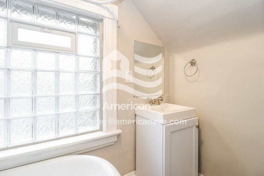 Building Photo - 5206 Ravenna St