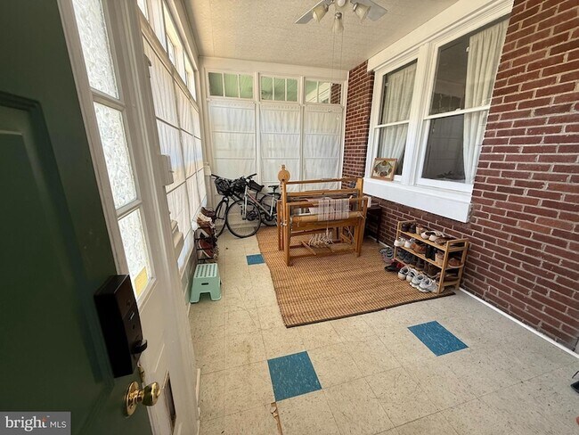 Building Photo - 3368 Vaux St