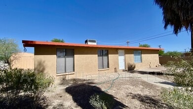 Building Photo - 700 W Calle Colado