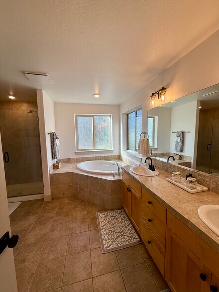 Building Photo - 3150 NE Angela Ave