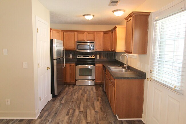 Building Photo - 2 bedroom 2.5 bathroom townhome for rent! ...
