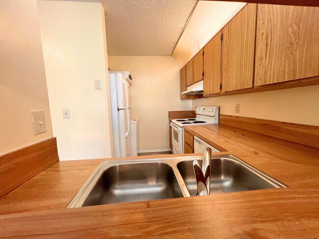 Building Photo - 843 Twin Lakes Dr