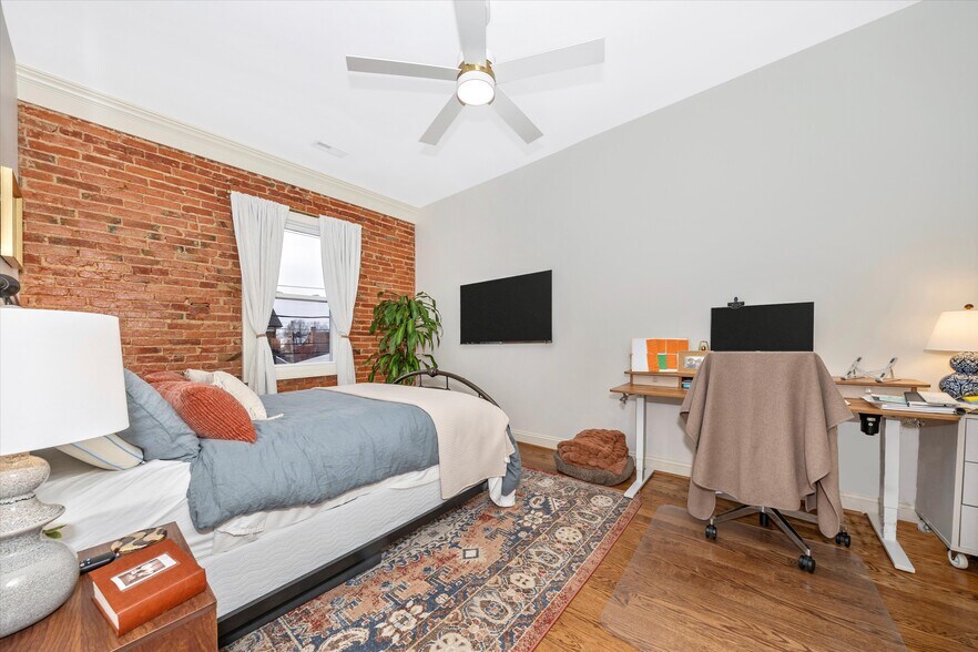 Building Photo - 15 E 5th St