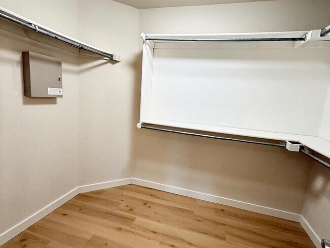 Building Photo - 6003 Fox Run Way