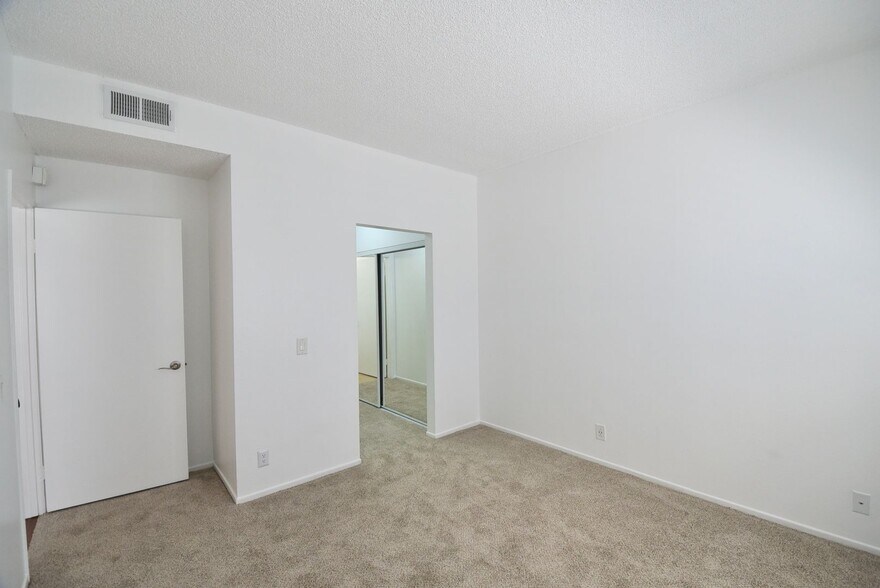 Building Photo - 11315 Moorpark St
