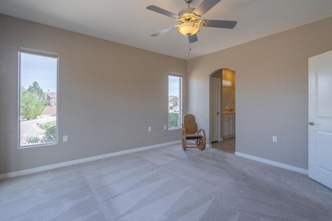 Building Photo - Bright & Beautiful 2 Bedroom Home in Sun R...