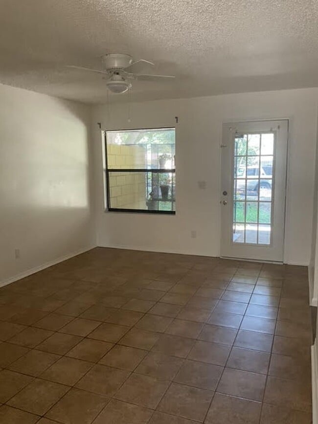 Building Photo - Beautiful Newly Renovated 2 Bedroom 2 Bath...