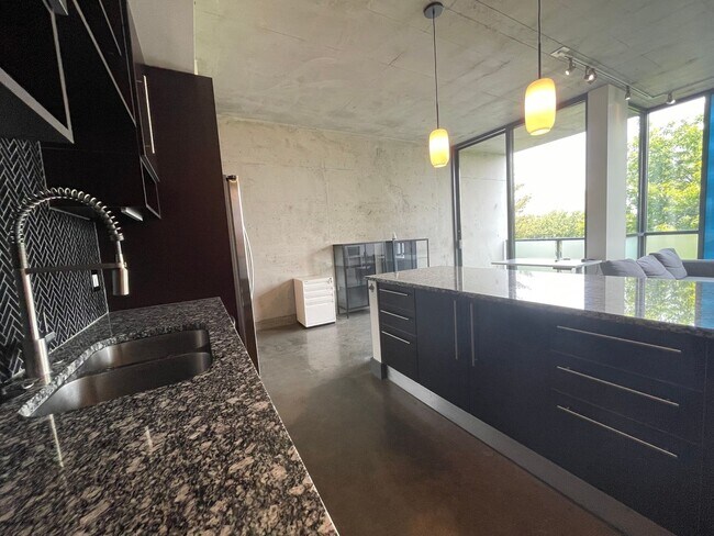 Building Photo - Awesome 1BR Loft Style Condo Overlooking M...