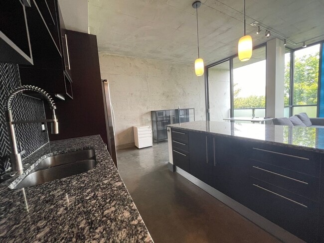Building Photo - Awesome 1BR Loft Style Condo Overlooking Midtown!