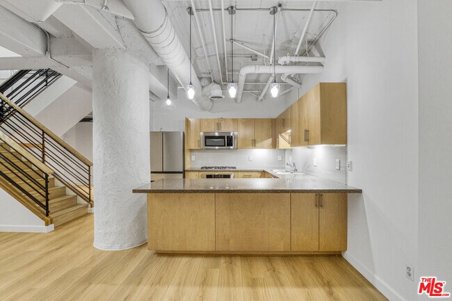 Building Photo - 330 W 11th St