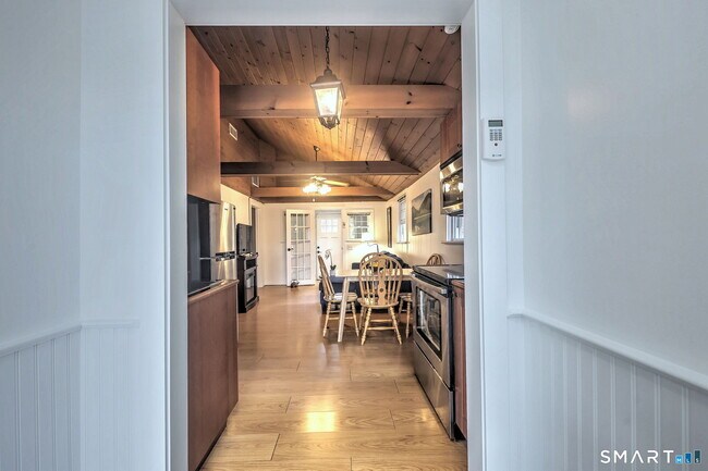 Building Photo - 10 Old Pinewood Trail