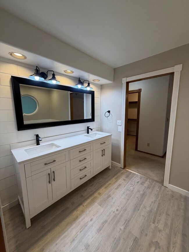 Building Photo - Beautiful Craftsman Style Rambler Must See!!