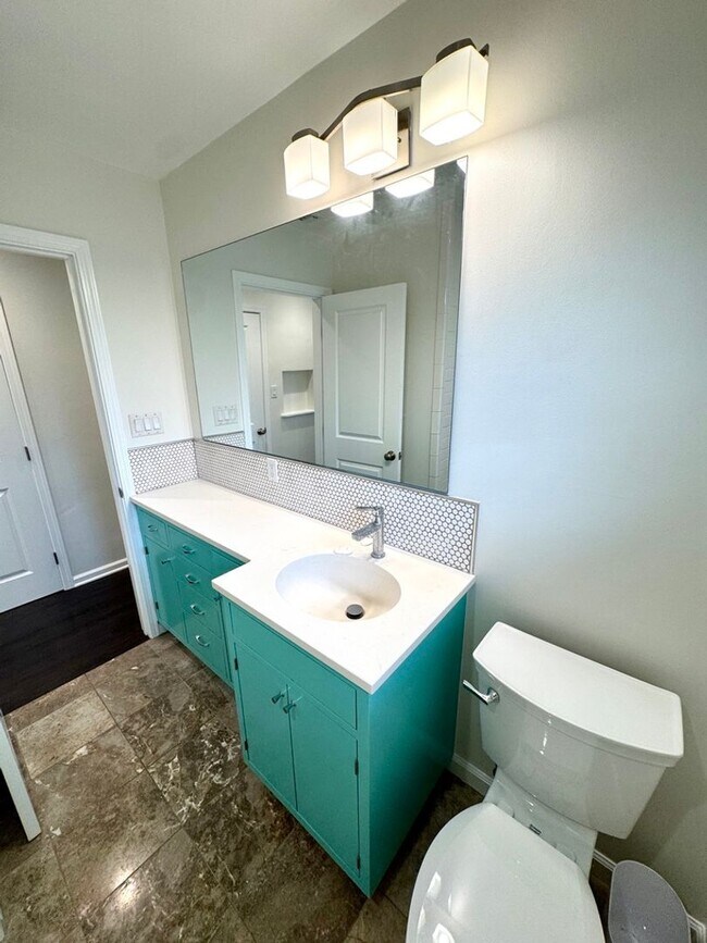 Building Photo - Fabulous 3 bedroom 1 bathroom updated home