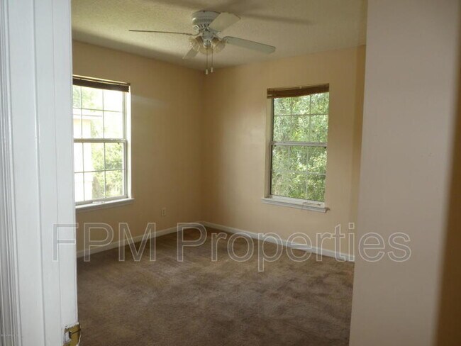 Building Photo - 1017 Crestwood St