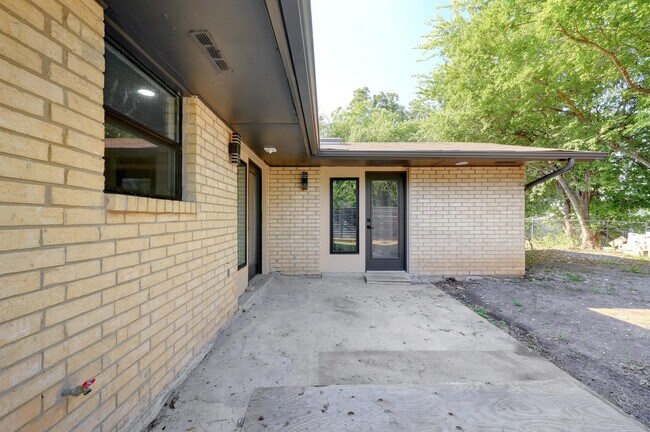 Building Photo - 2107 Darwin Dr