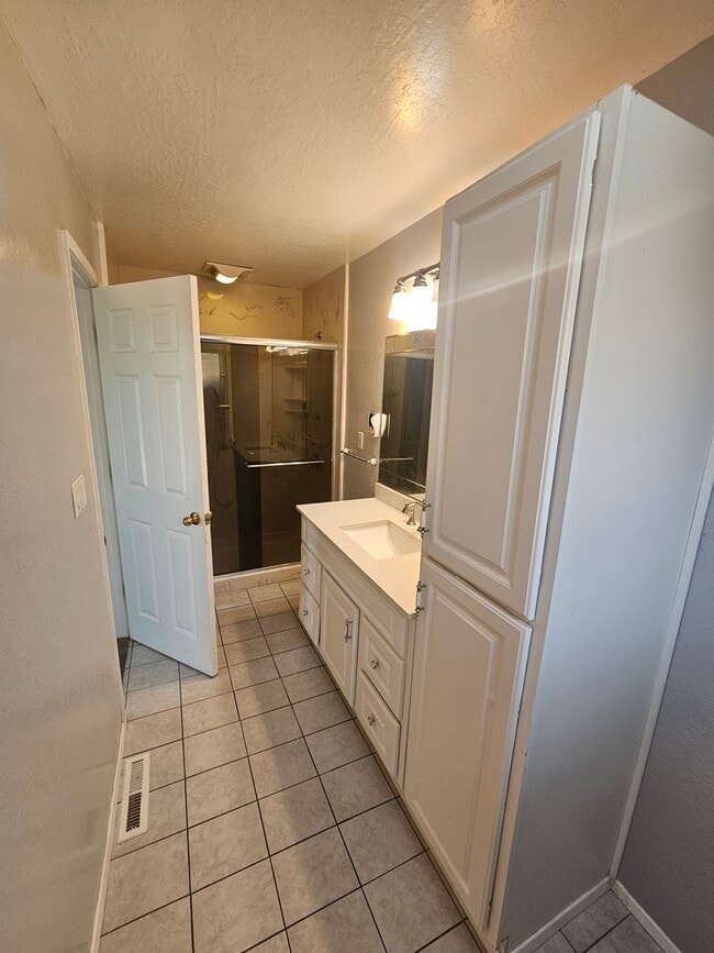 Building Photo - Charming Castro Valley Home: Spacious Livi...