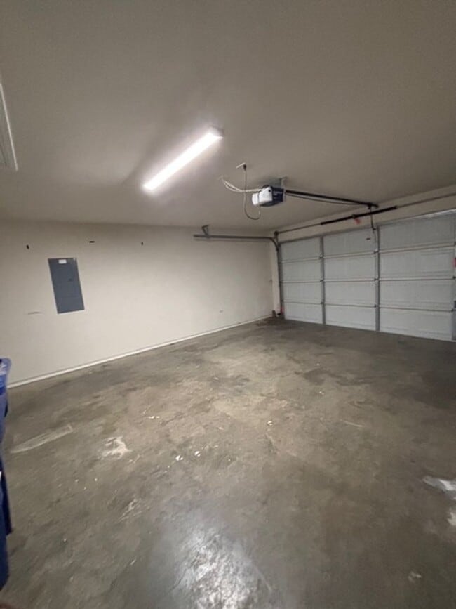 Building Photo - Charming 3 Bedroom, 2 Bath Home – Move-In Ready!