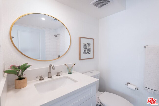 Building Photo - 839 Larrabee St