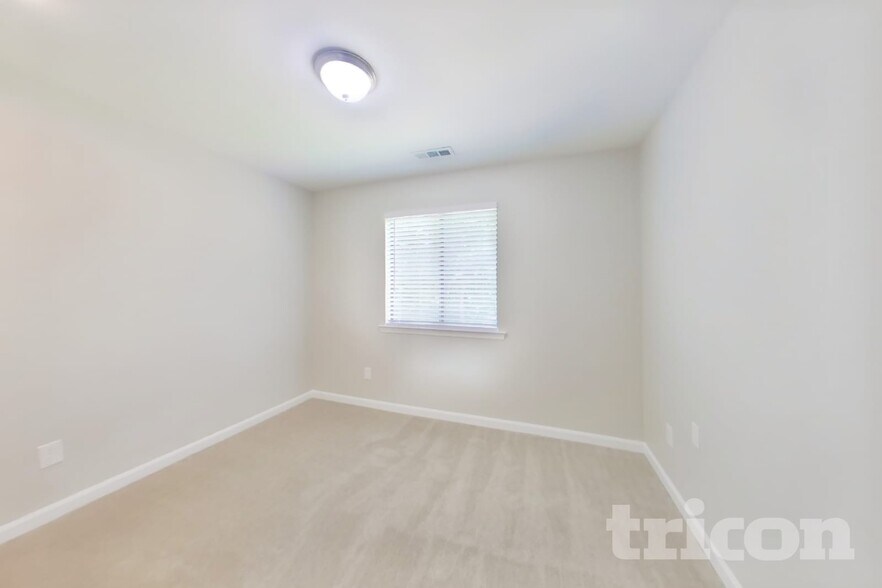 Building Photo - 2405 Ravine Dr