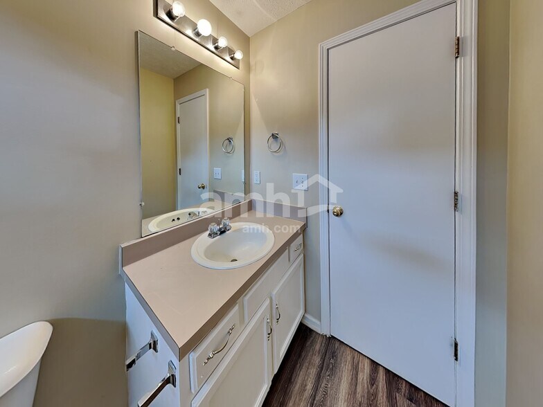 Building Photo - 3107 Creekview Ln