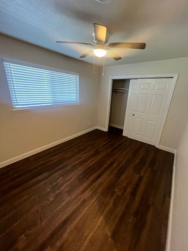 Building Photo - Beautiful 3 Bed 2 bath Home with Spacious backyard!