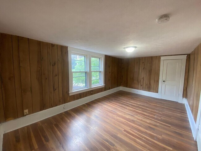 Building Photo - Spacious 3-Bed Single-Family Home in Quiet Kenmore Neighborhood