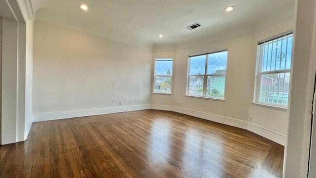 Building Photo - Well-maintained, Charming duplex – 3bd 2ba Upper-Level Unit