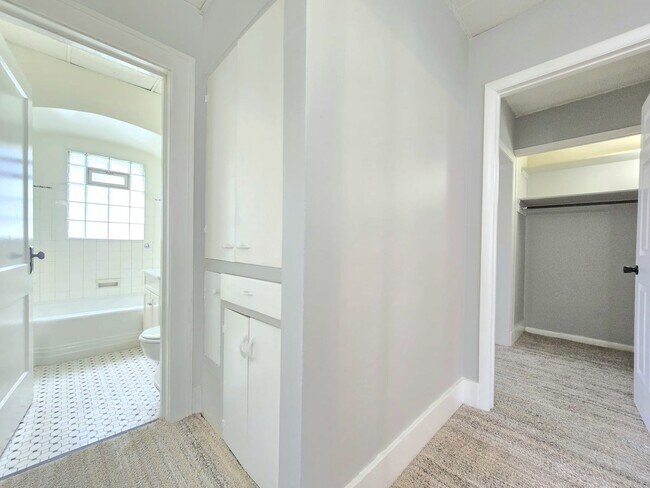 Building Photo - 802 S 27th St