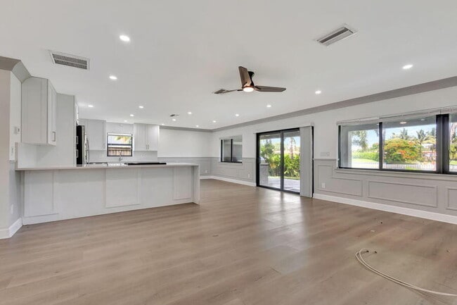 Building Photo - 400 Venice Dr