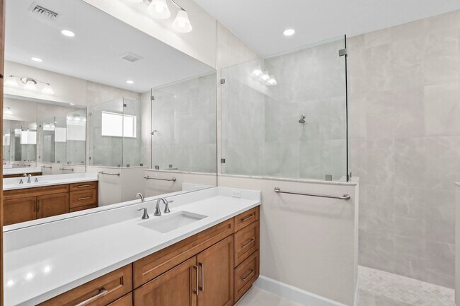 Building Photo - 14823 Wildwood Cir