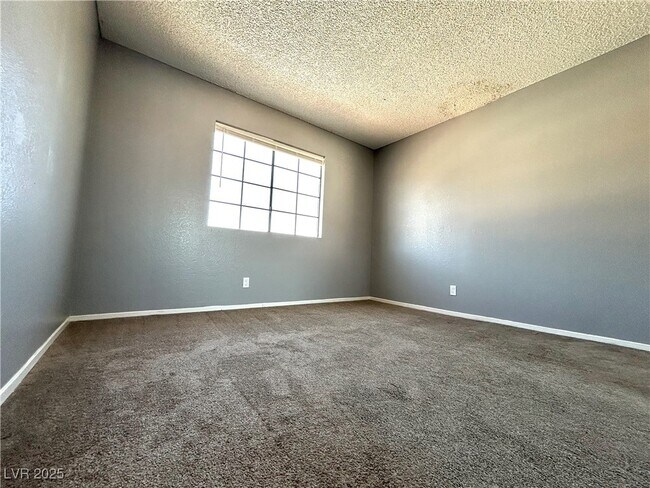 Building Photo - 425 Pemberry Cir