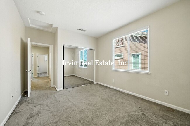 Building Photo - 5 Bedroom and 3 Bathroom Home
