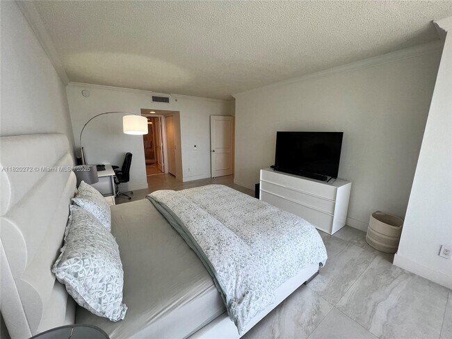 Building Photo - 21055 Yacht Club Dr