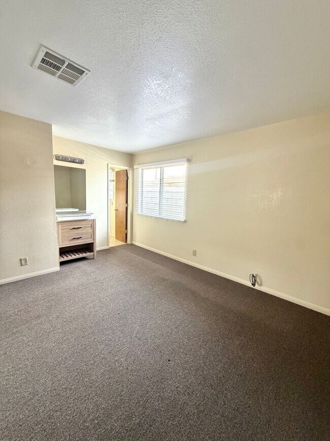 Building Photo - Inviting 3 Bedroom 2 Bathroom Home