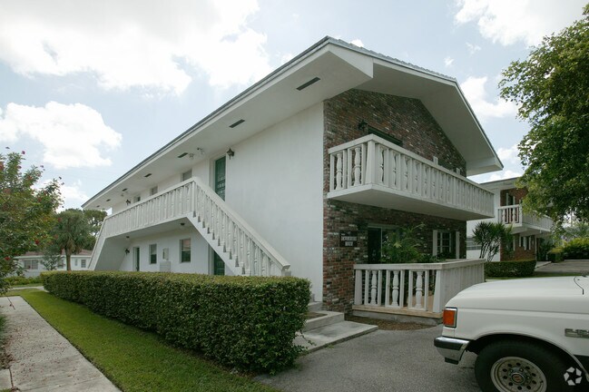 127 Curtiss Pkwy - Devonshire Apartments