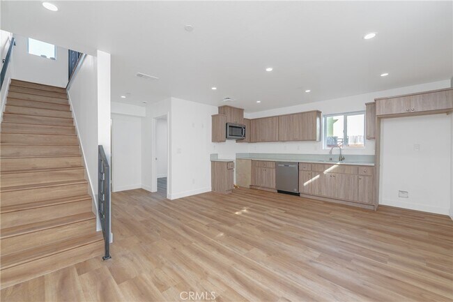 Building Photo - 1183 E 59th Pl