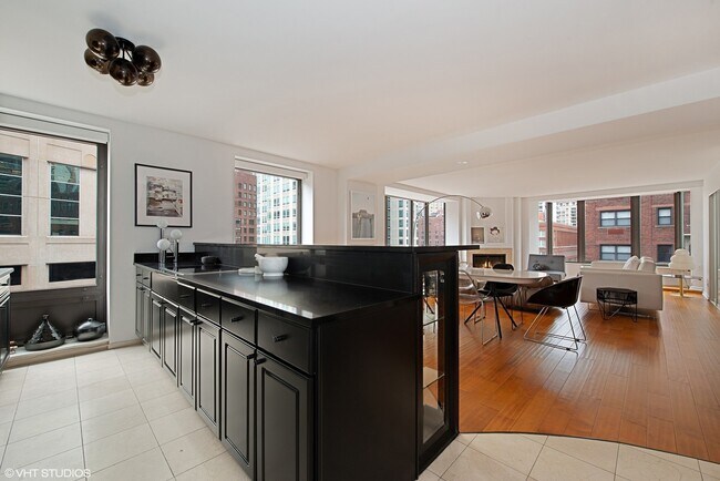 Building Photo - 40 E Delaware Pl
