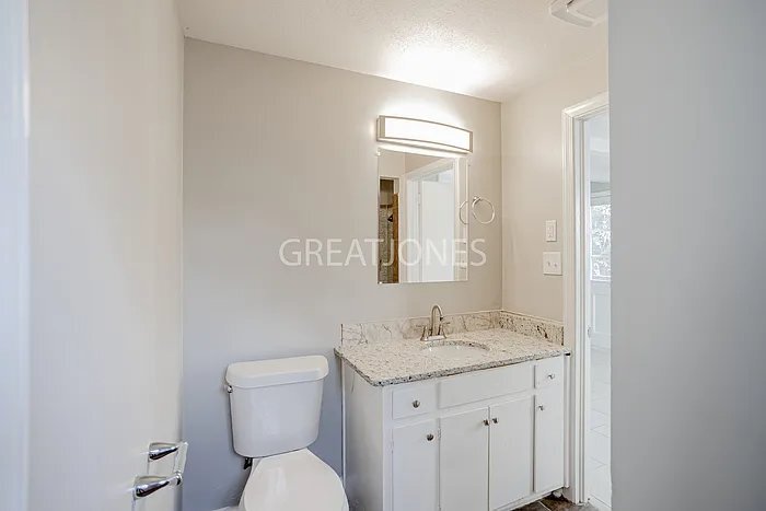 Building Photo - 3308 Woodlawn Ave