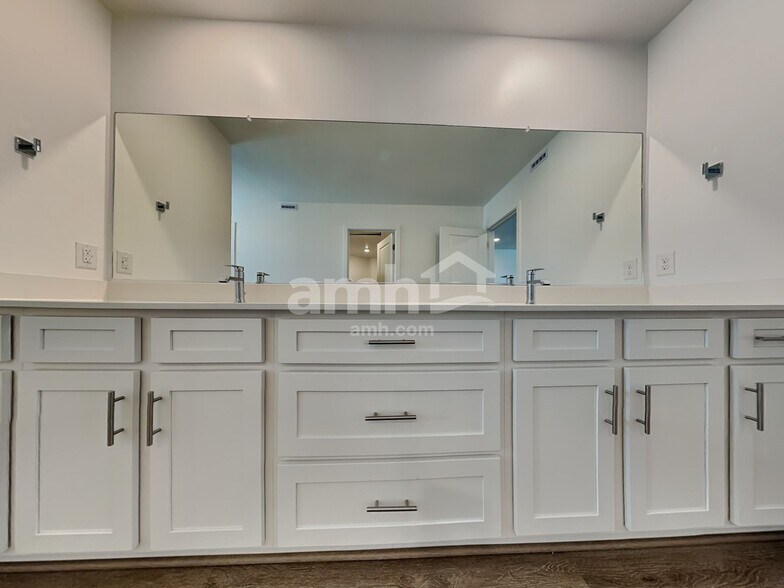 Building Photo - 9588 Harkes Dr