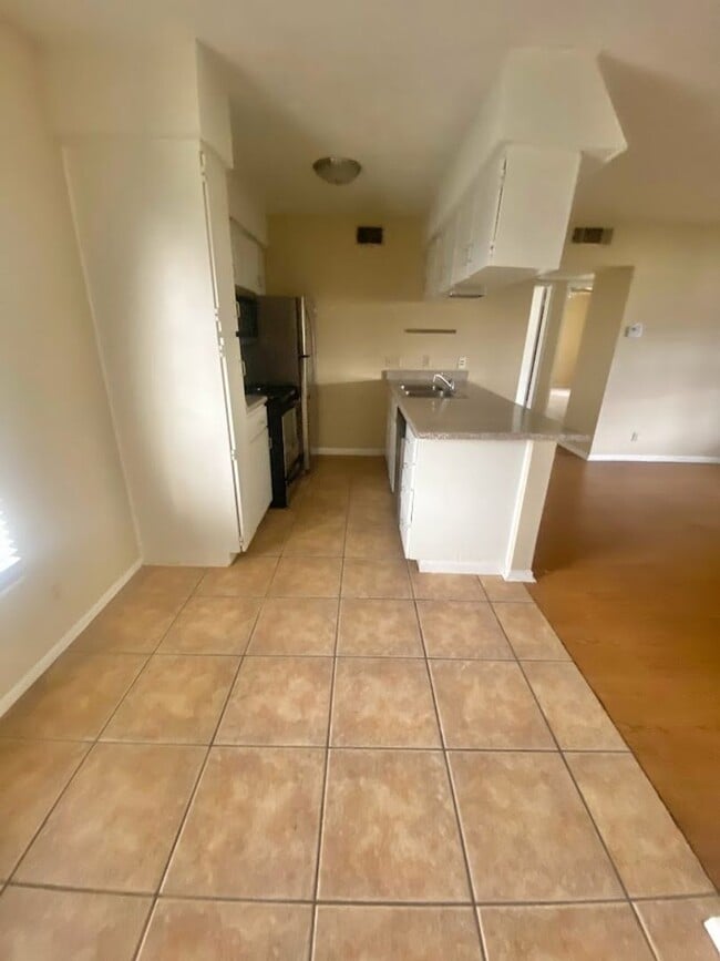 Building Photo - K002 - Pointe #61