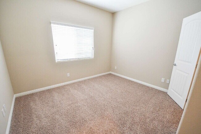 Building Photo - "Spacious 4-Bedroom Retreat with 2.5 Baths in Vibrant Las Vegas Locale!"