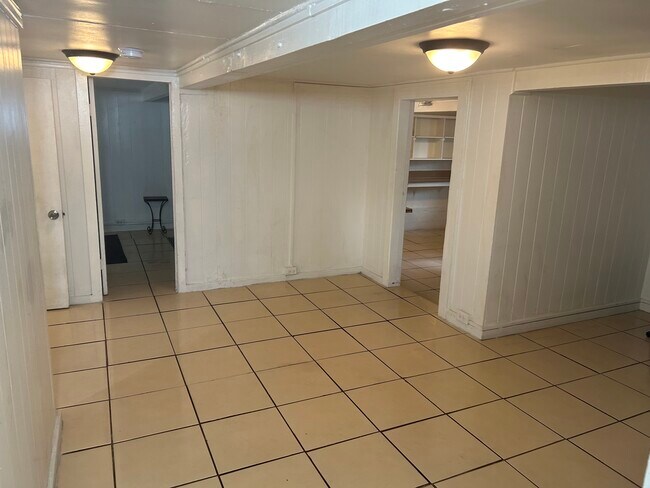 Building Photo - 1733 Hoe St