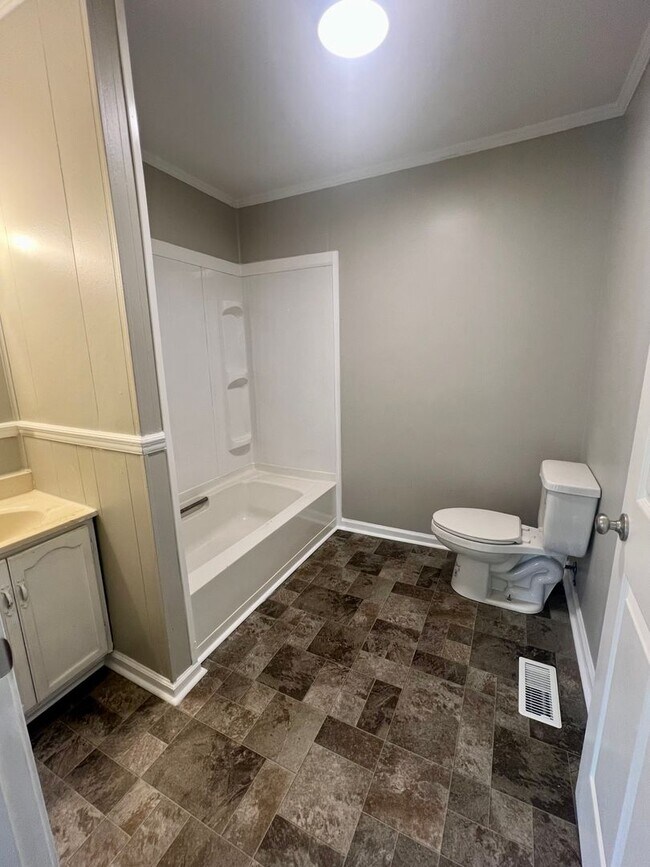 Building Photo - Three bedroom, 1 bath home in Burlington