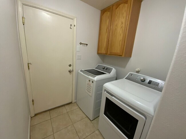 Building Photo - 3 Bedroom Single Story Home Available Near...