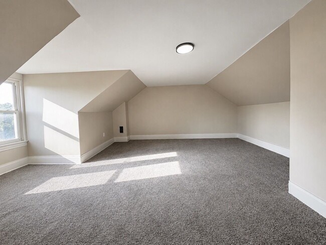 Building Photo - 4000 Willow Ave