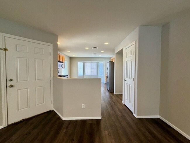 Building Photo - GATED 3 BED 2.5 BATH 1 CAR GARAGE SINGLE FAMILY HOME WITH COMMUNITY POOL