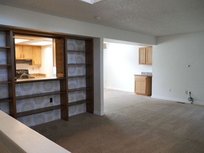 Building Photo - 4 bed/2.5 bath home with wood fireplace - ...